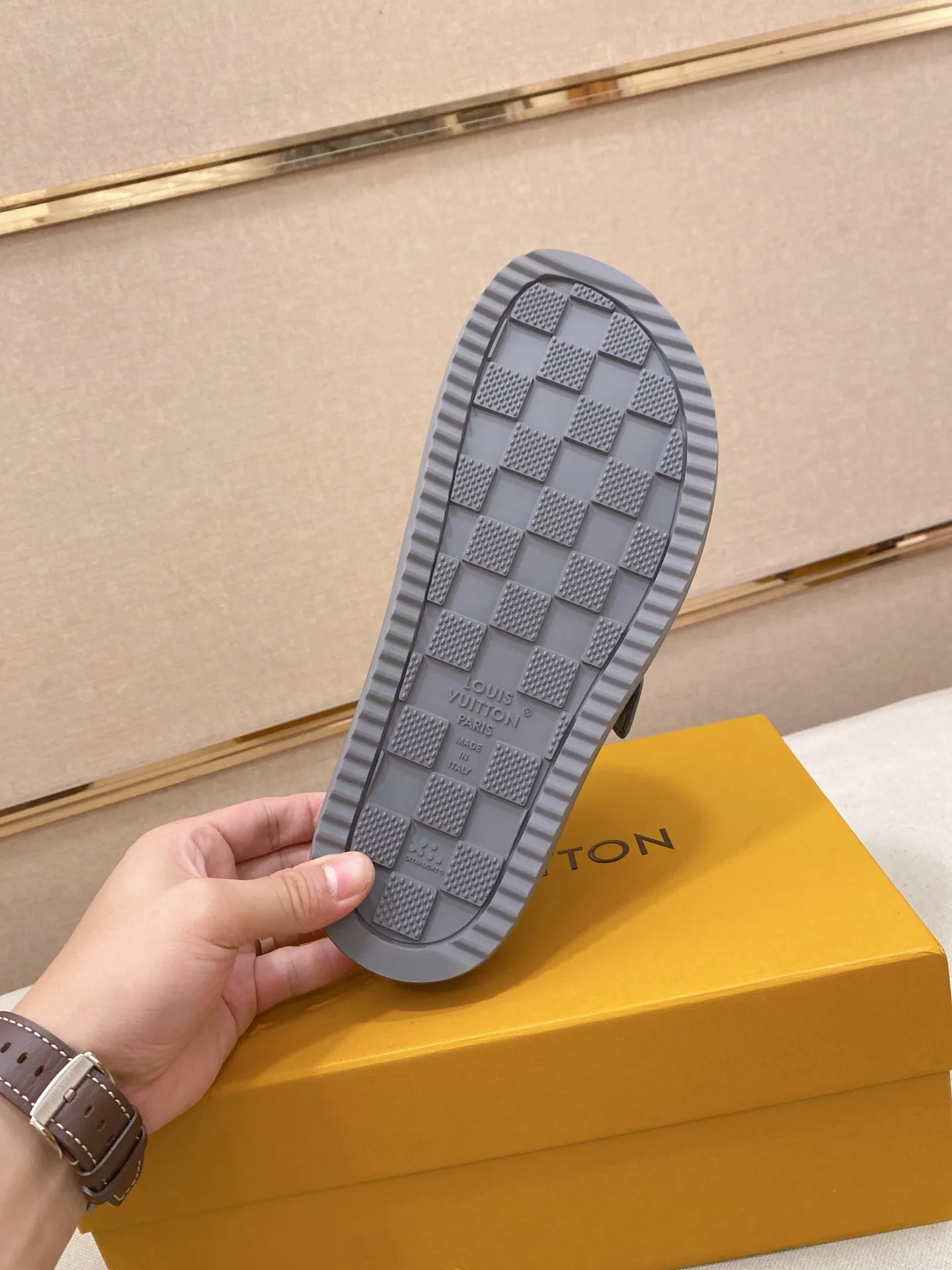 Men's shoes 💰: 360💰LV made 🔍Top purchasing agents, men's spring and summer slippers are available at the same counter. The uppers are made of Italian imported denim with logo graphics and high-quality craftsmanship. The soles are original soles specially provided by the original factory. The exclusive movable molded soles are super comfortable. Original factory follow-up products. 🔍🔍High quality. You can enter and exit the counter at will. Welcome to compare. The code number is 38-44.